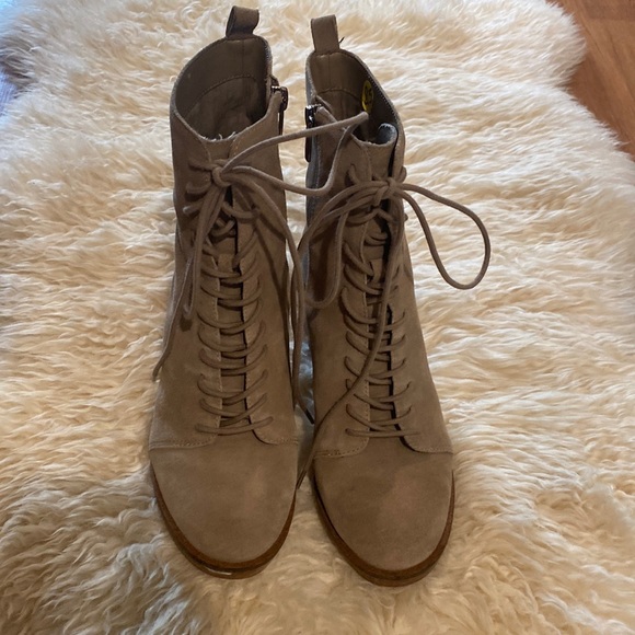 Vince Camuto Womens Taupe Suede Kymra 